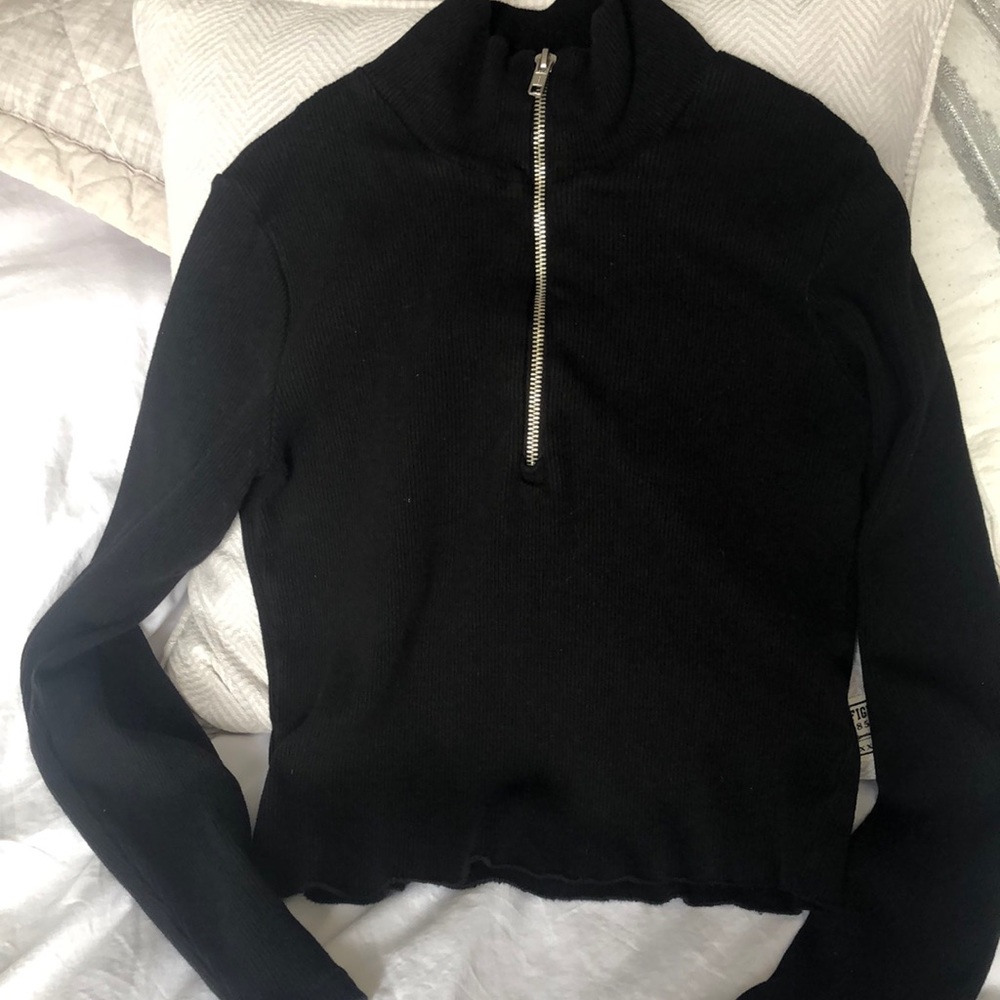 Long sleeved half shirt with zipper.
